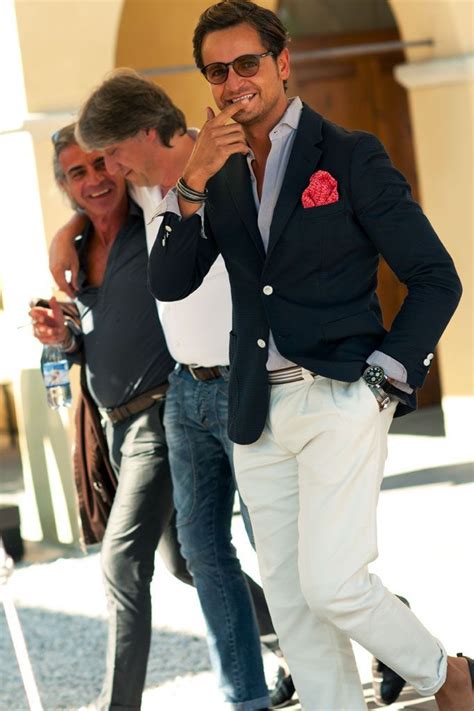 Italiaanse mannen in modieuze kleding
