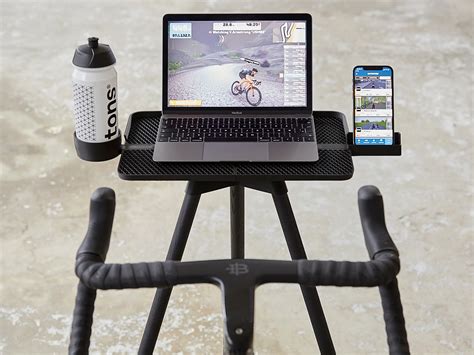 Zwift setup met laptop en fietstrainer