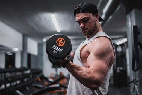 Man die voorzichtig krachttraining doet