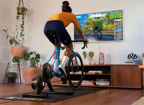 Zwift interface met virtuele fietsers