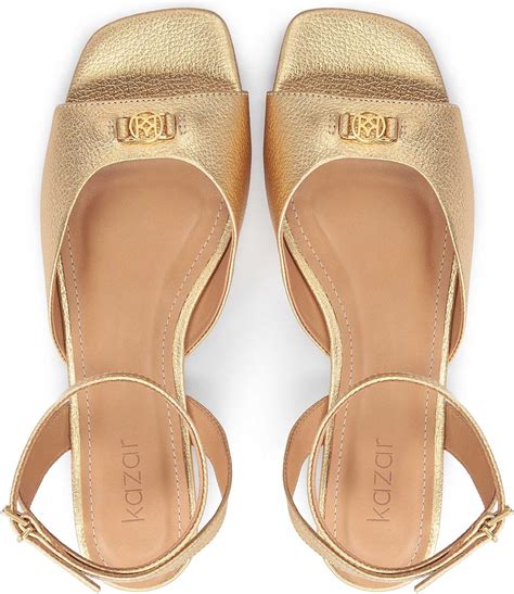 Voorbeelden van outfits met gouden sandalen