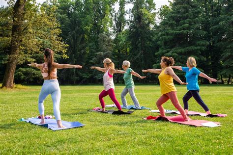 Vrouwen die buiten sporten in een park in Oss