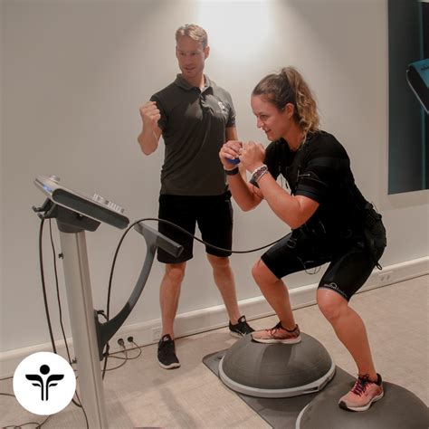 Conceptuele afbeelding van een persoon die EMS-training ondergaat met focus op spierstimulatie.