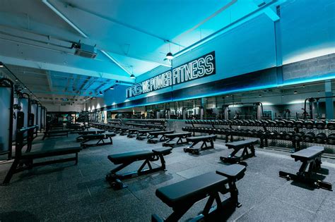 Interieur van NRG Fitness met moderne apparatuur