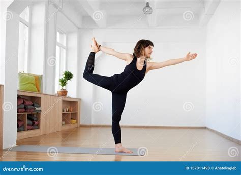 Vrouw die Pilates oefening doet
