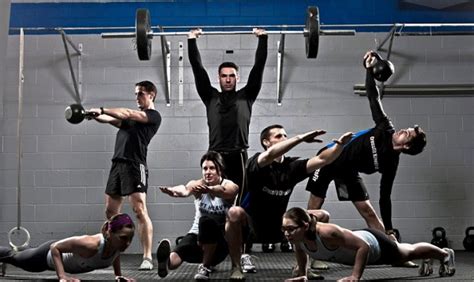 Mens die diverse CrossFit oefeningen uitvoert