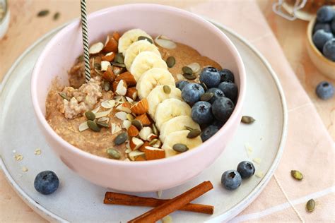 Ingrediënten voor een eiwitshake met banaan en havermout