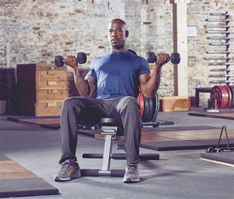 Bicep curl met gevulde rugzak
