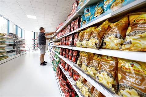 Interieur van een natuurvoedingswinkel met schappen vol supplementen en sportvoeding
