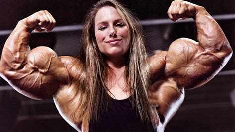 Vrouwelijke bodybuilder in actie