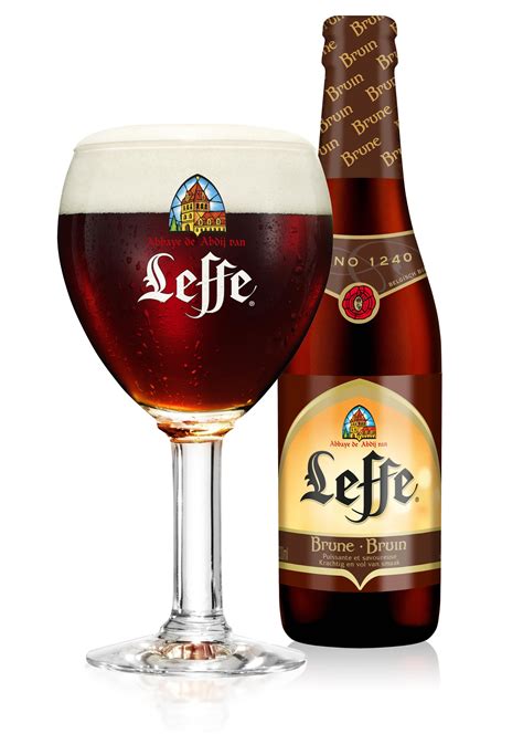 Glazen Leffe Bruin bier met hapjes