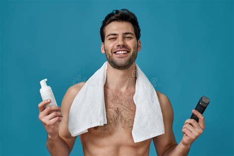 Man die zich omkleedt in een sportkleedkamer