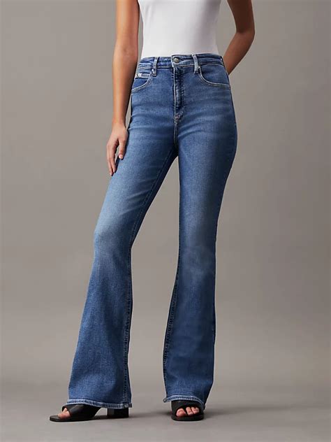 Vrouw in bootcut jeans