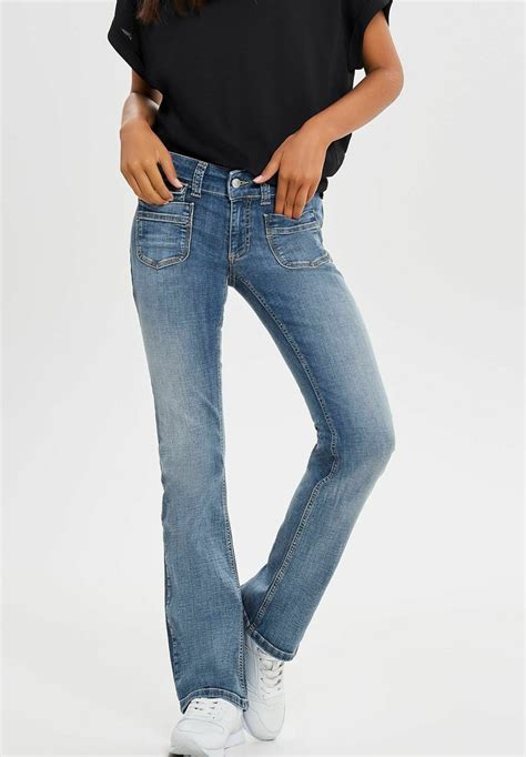 Verschillende schoenen bij bootcut jeans