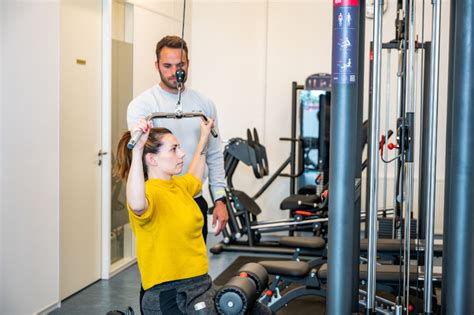 Personal trainer die een klant begeleidt bij een oefening