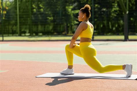 Een persoon die stretcht na een work-out