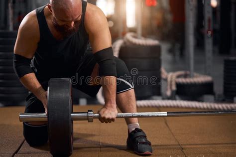 Inspirerende foto van een jonge powerlifter tijdens een wedstrijd