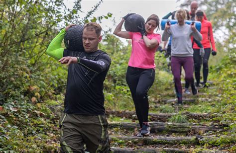 Bootcamp oefeningen in een park met natuurlijke obstakels