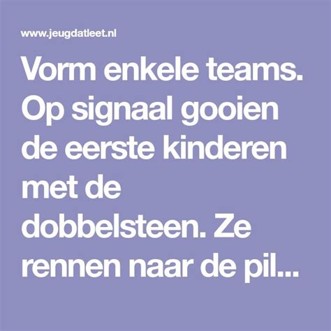 Kinderen die een dobbelsteen gooien en naar pilonnen rennen