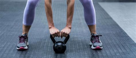 Persoon die een kettlebell oefening uitvoert