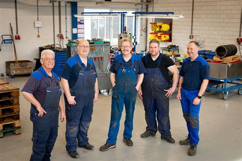 Werkplaats van Kwik Fit met monteurs aan het werk