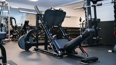 Verschillende soorten fitnessapparatuur in een sportschool