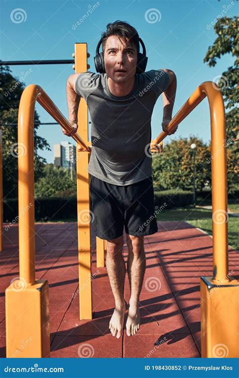 Man die een pull-up doet in een calisthenics park