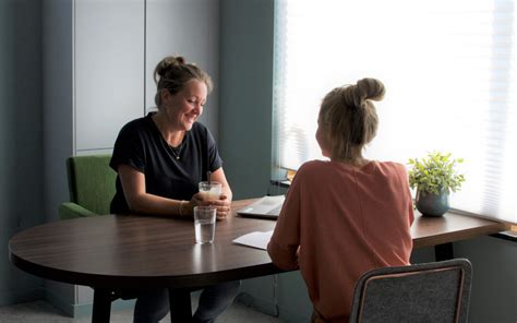Illustratie van een persoon die een intakegesprek voert met een personal trainer
