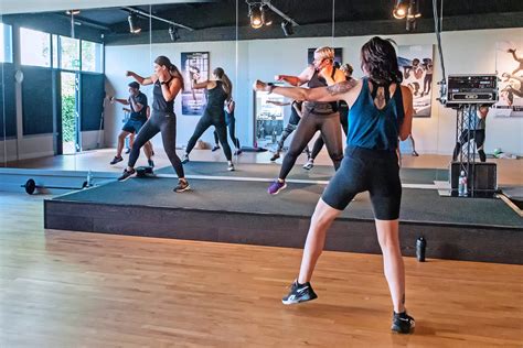 Verschillende fitnessmaterialen gebruikt in groepslessen