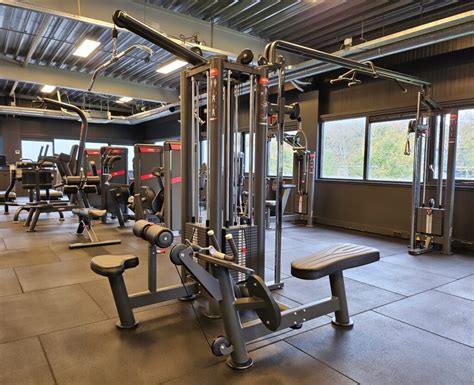 Interieur van een moderne fitnessclub met diverse apparatuur