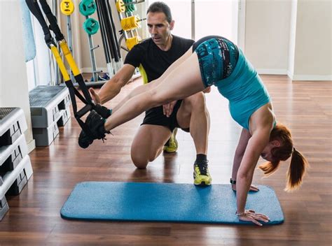 Personal trainer die oefeningen demonstreert