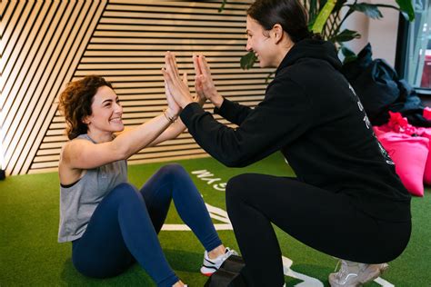 Vrouwelijke personal trainer geeft advies