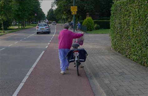 Fiets naast een auto