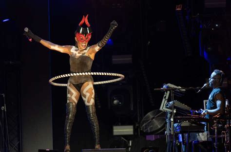Grace Jones hula hoepel