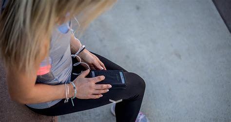 Smartphone aan de arm tijdens het sporten