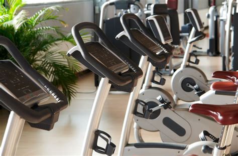 Verschillende soorten ergometers: klassiek, ligfiets, indoorcycle.