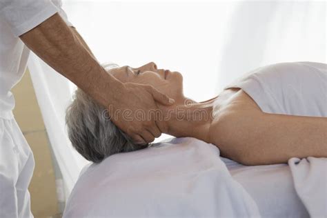 Een vrouw die een massage ontvangt