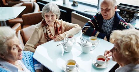 Oudere mensen die samen koffie drinken na een activiteit