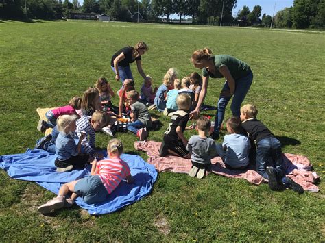Kinderen spelen in een buitenschoolse opvang