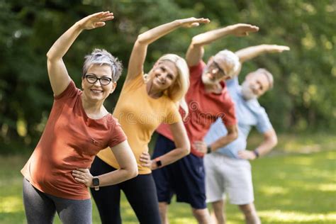 Senioren die sporten in een fitnesscentrum