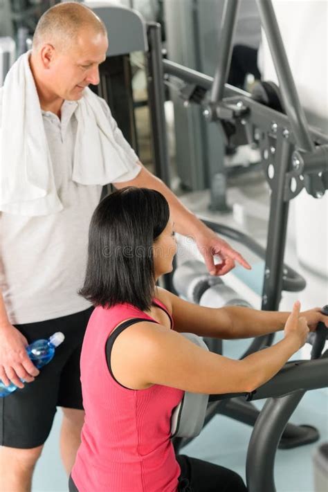 Personal trainer die oefening demonstreert