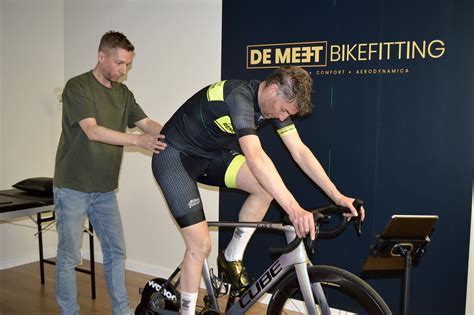 Dennis Jilesen bezig met een bikefitting