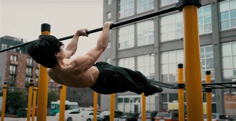 Mensen die calisthenics oefeningen uitvoeren