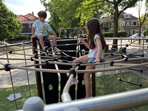 kinderen spelen op een kleurrijk klimrek in een speeltuin