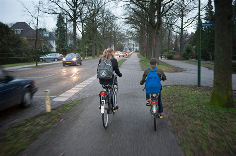 een gezin dat samen fietst in een park