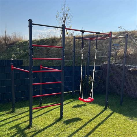 schema van een buiten calisthenics station met klimrek en horizontale ladder