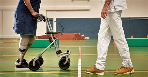 Man die schouderoefening met halters en stap voorwaarts uitvoert