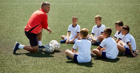 Een coach die een sporter begeleidt