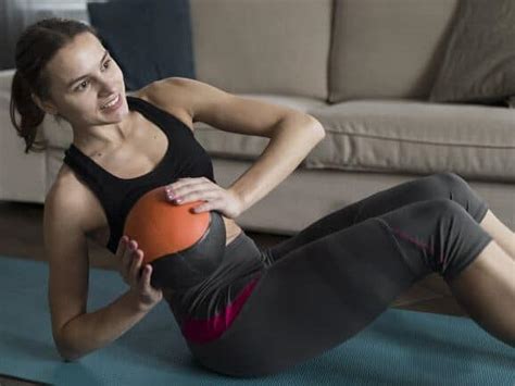 Vrouw die een medicine ball oefening uitvoert