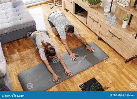 Mensen die online fitnesslessen volgen thuis